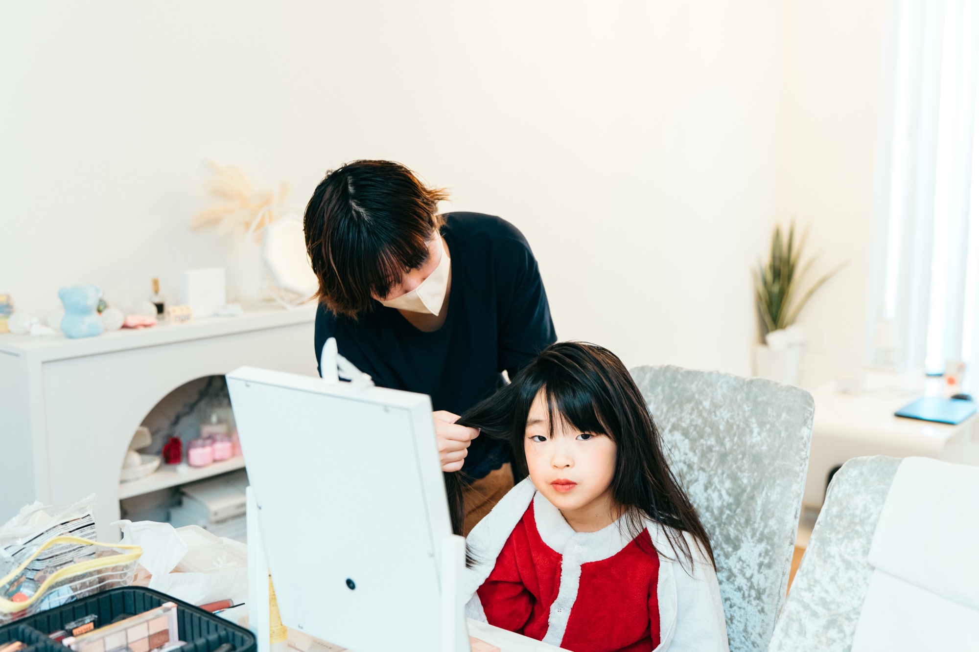 ご自宅でのお支度。七五三の女の子のヘアセットの様子