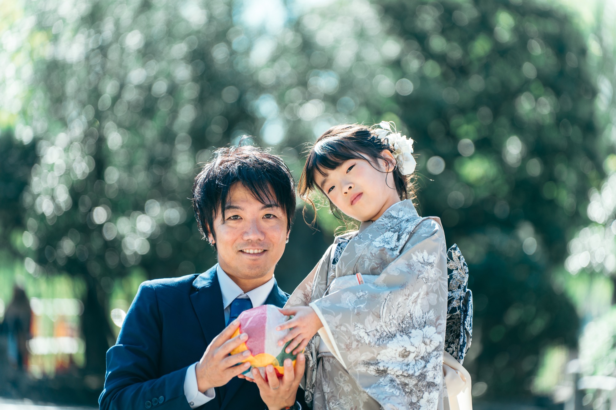 お父様と紙風船を持って笑い合う、七五三・7歳の女の子(川崎大師)