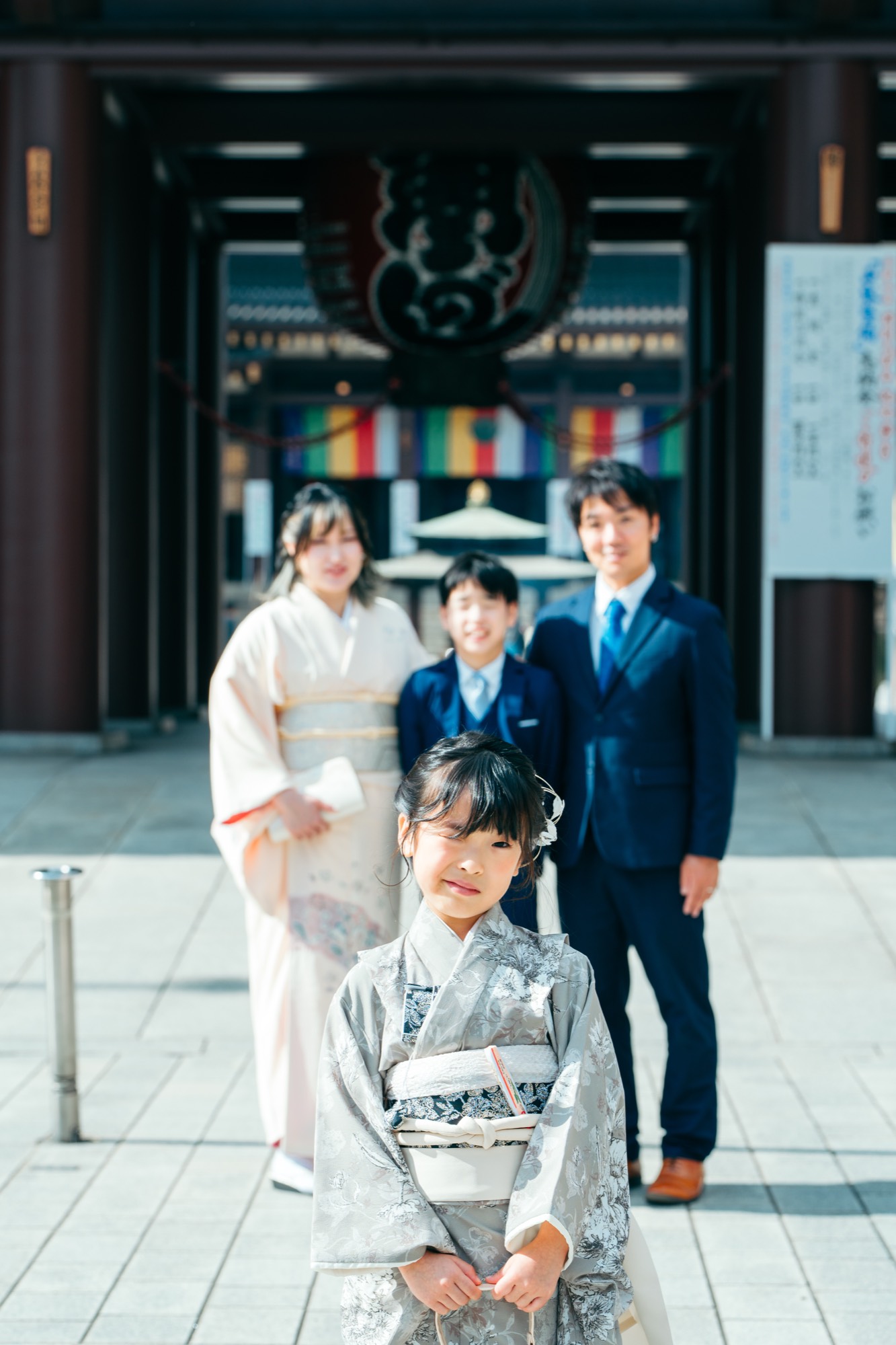川崎大師の大山門前で撮影した七五三の家族写真(7歳の女の子・ご両親・ごきょうだい)