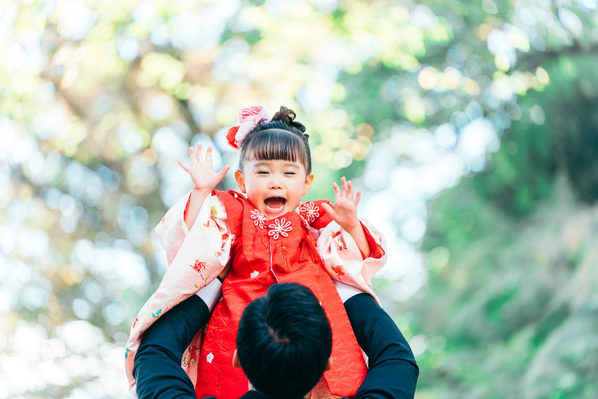杵築大社の境内でパパに高い高いされて満面の笑顔を見せる、七五三・3歳の女の子