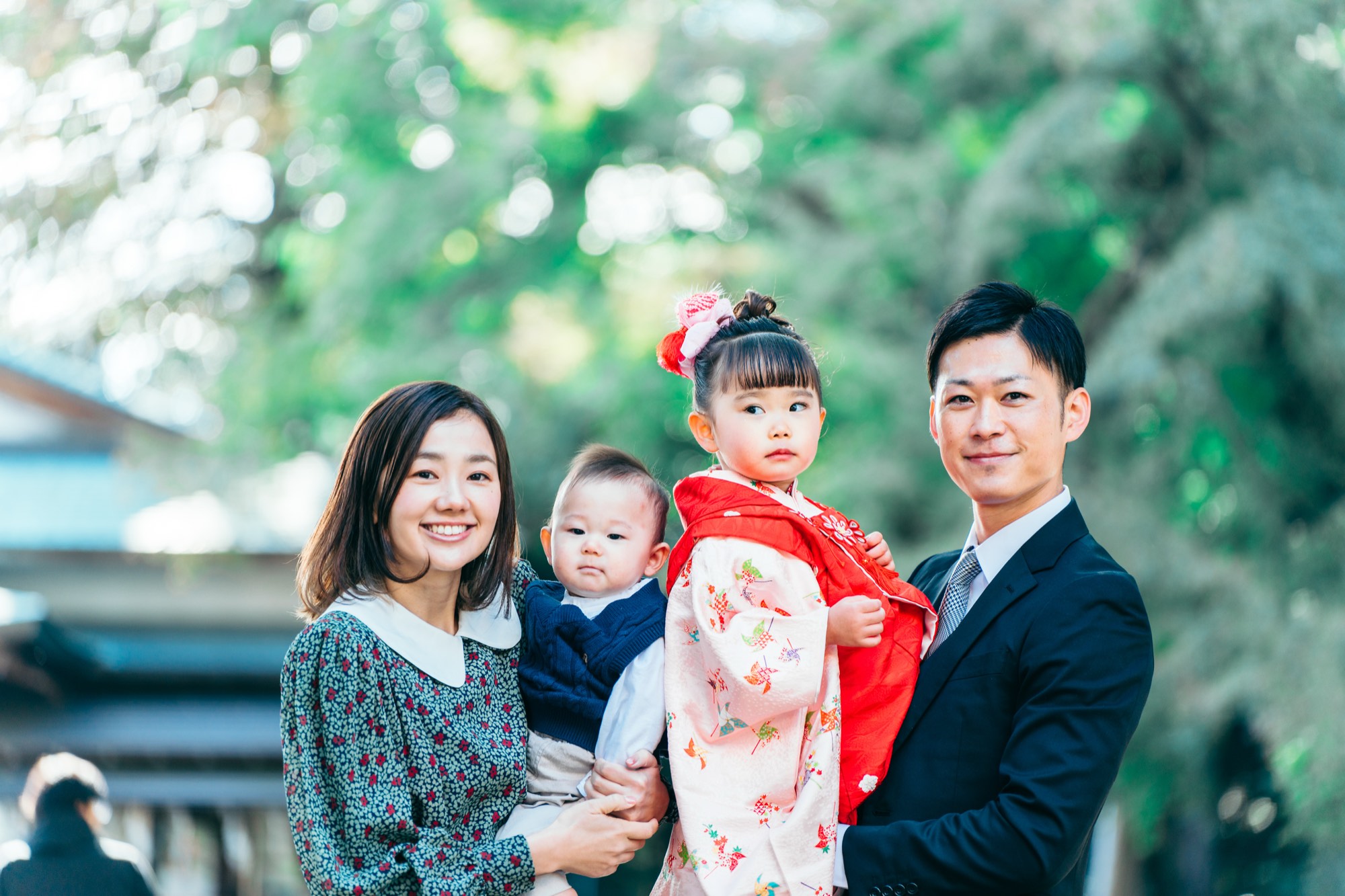 杵築大社の境内で撮影した七五三の家族写真(被布姿の3歳の女の子・赤ちゃん・ご両親)