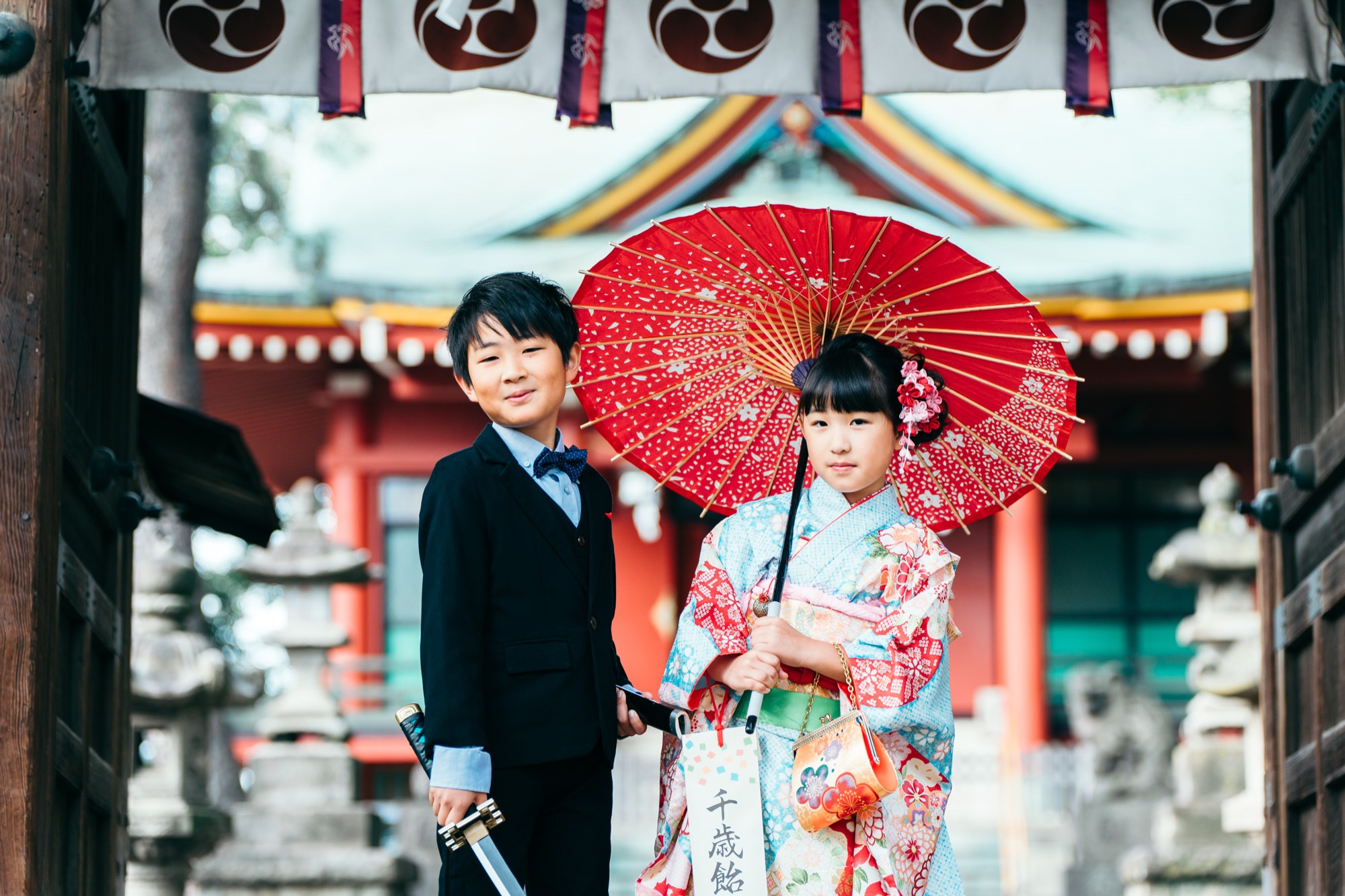 馬込八幡神社の拝殿前に立つ七五三のごきょうだい