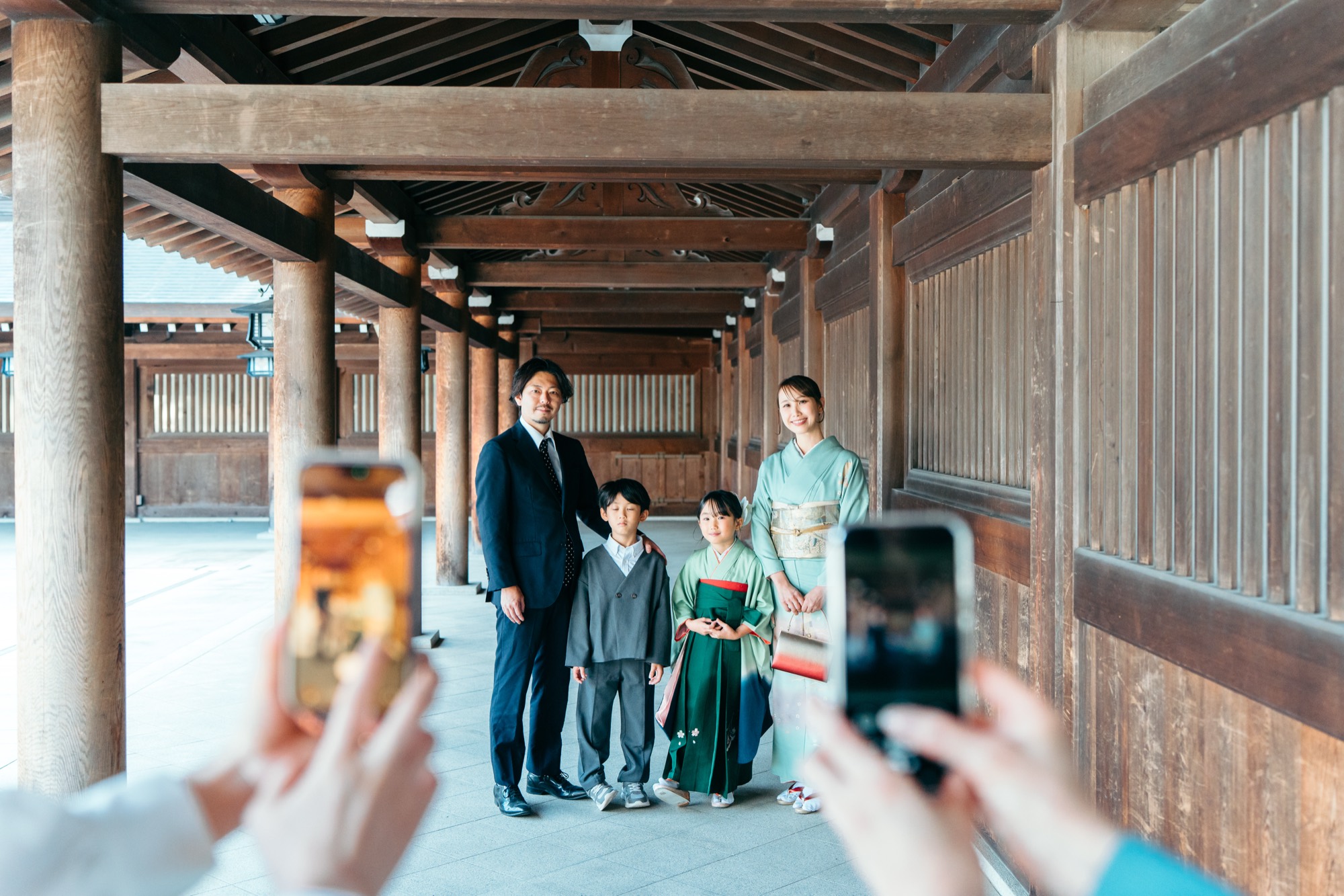 寒川神社の木造の回廊で撮影した七五三の家族写真