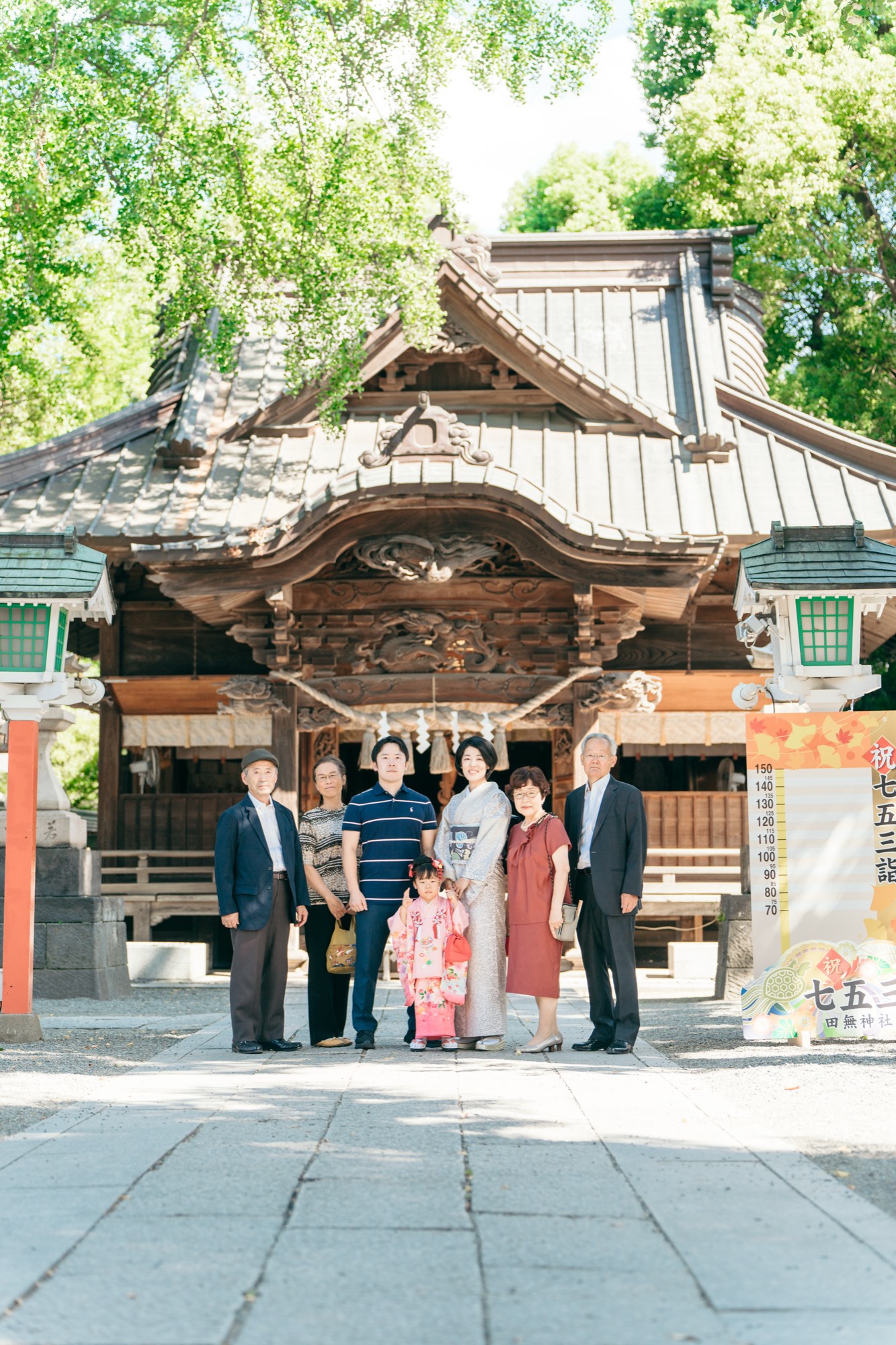 田無神社の社殿前で撮影した七五三の三世代家族写真