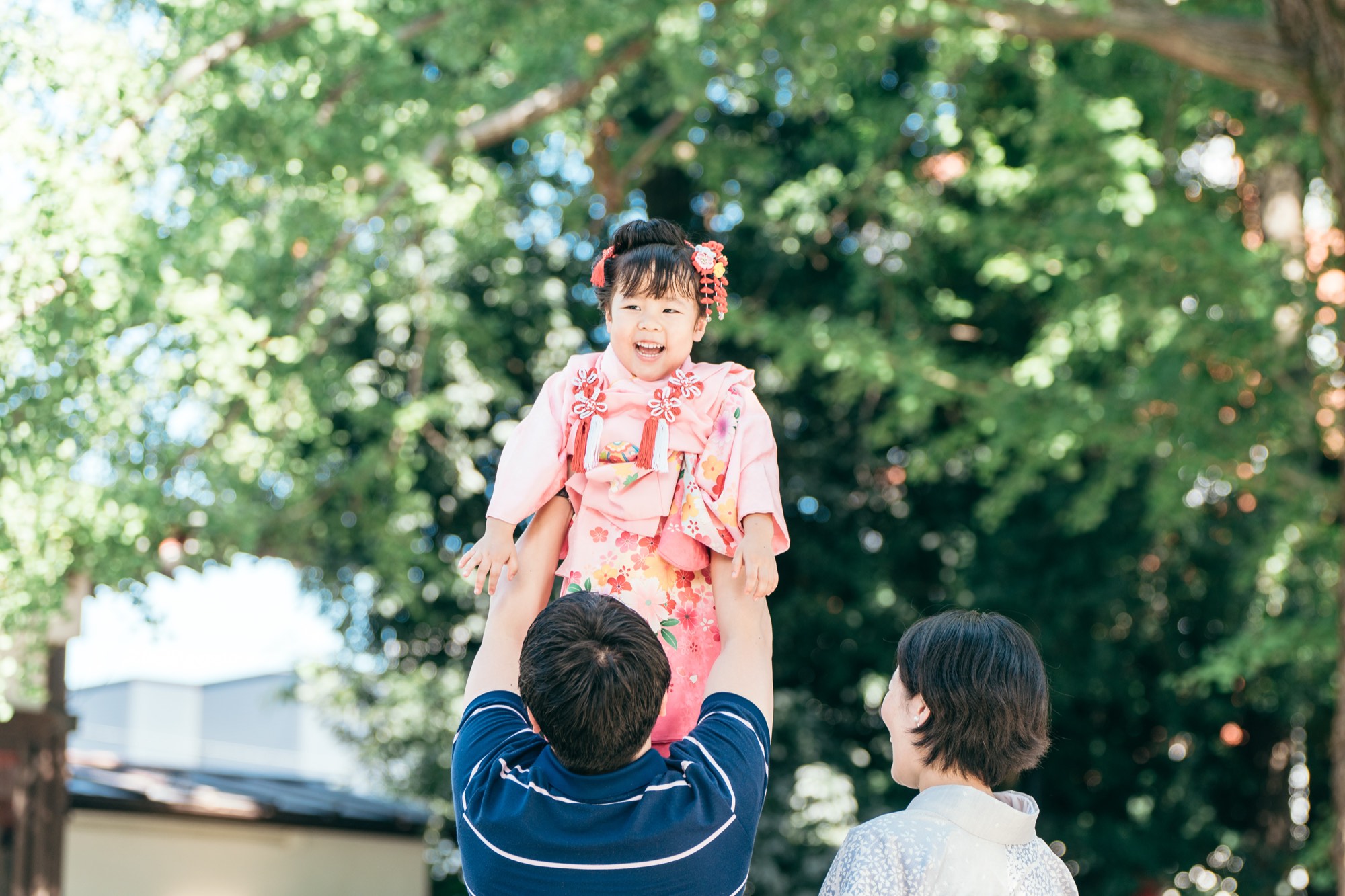 田無神社の境内でパパに高い高いされる七五三・3歳の女の子