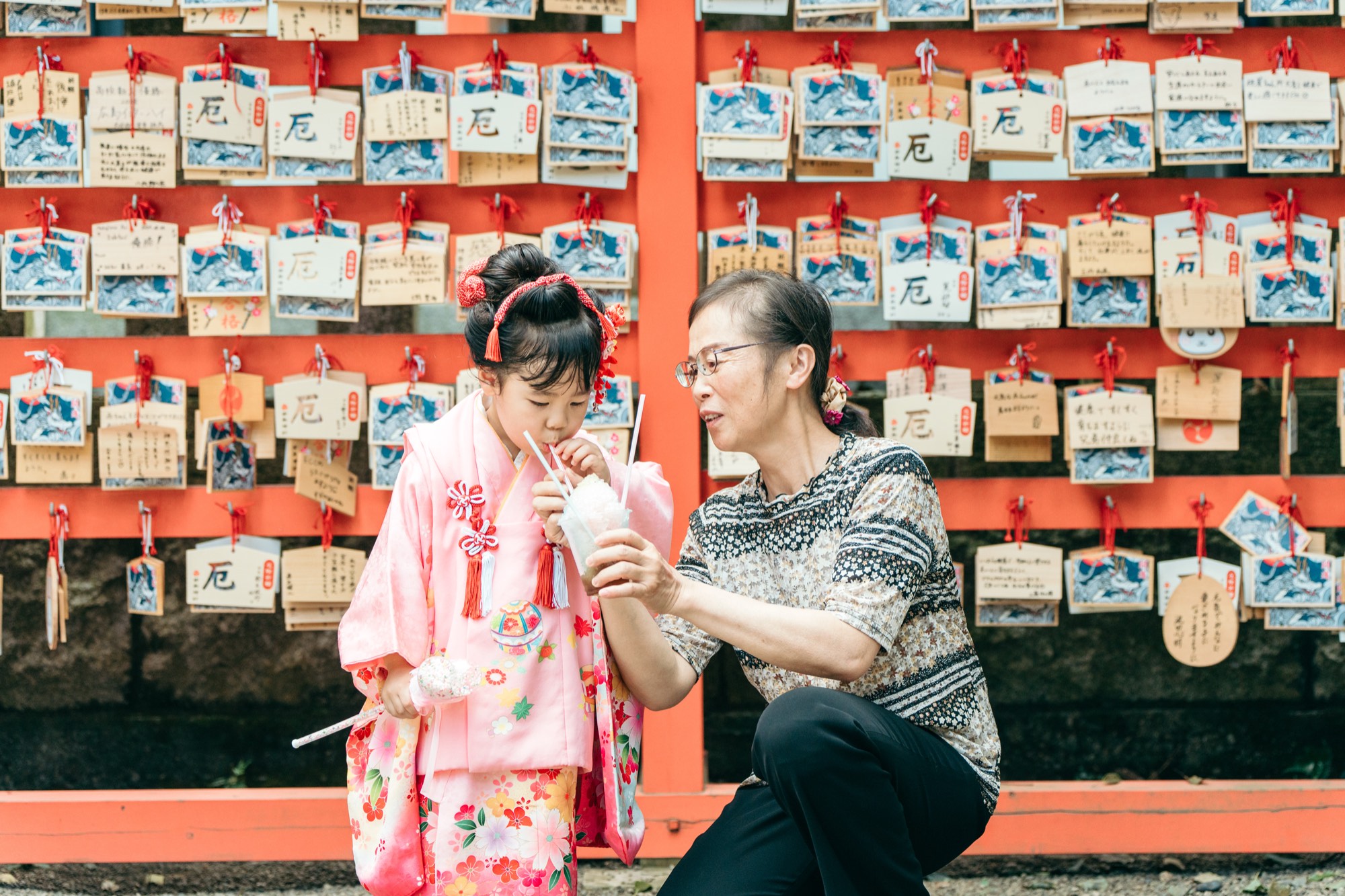 田無神社の絵馬掛けの前で、おばあちゃんとラムネを飲む七五三・3歳の女の子