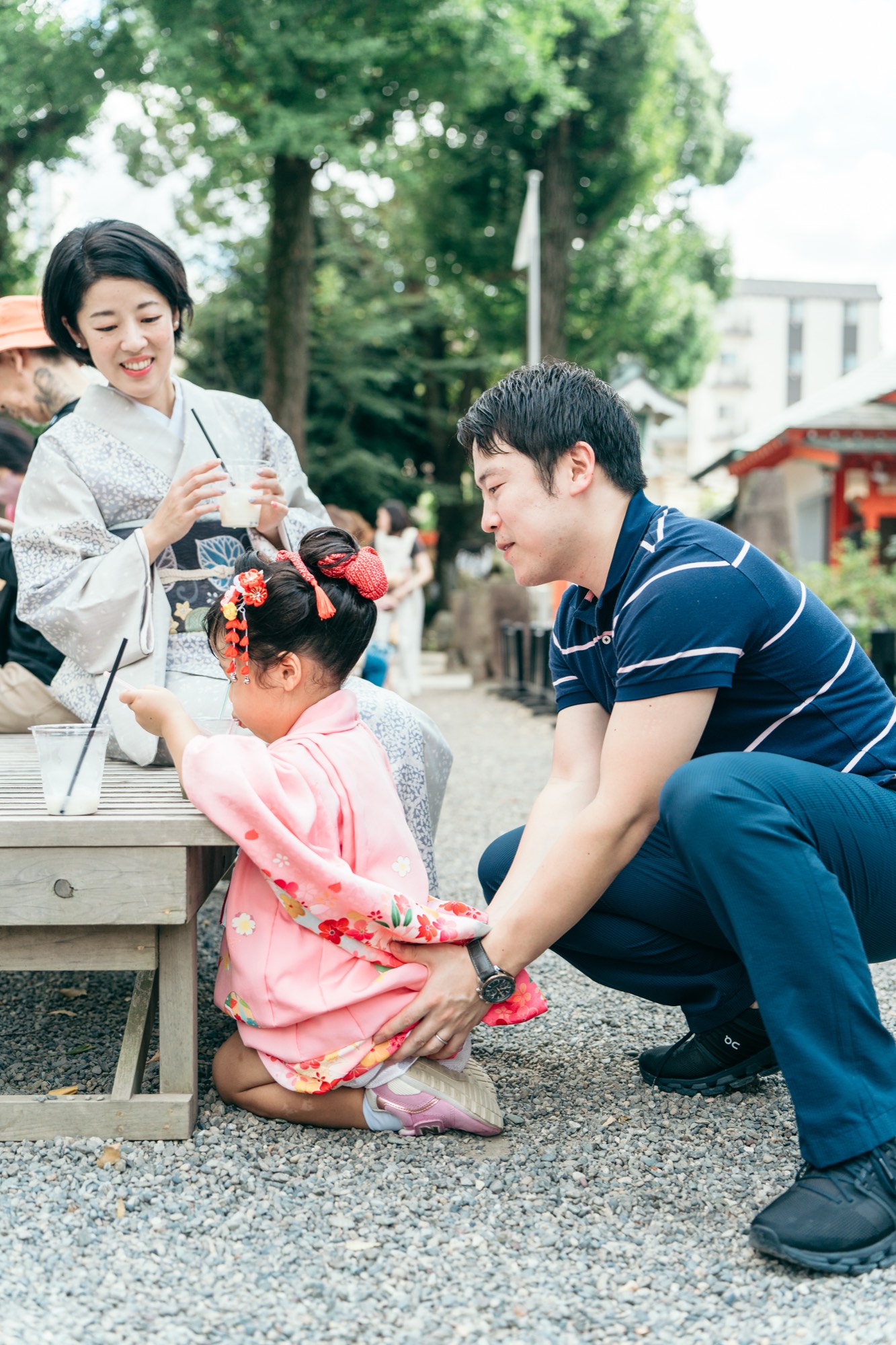 田無神社の境内のベンチで、ご家族とひと休みする七五三・3歳の女の子