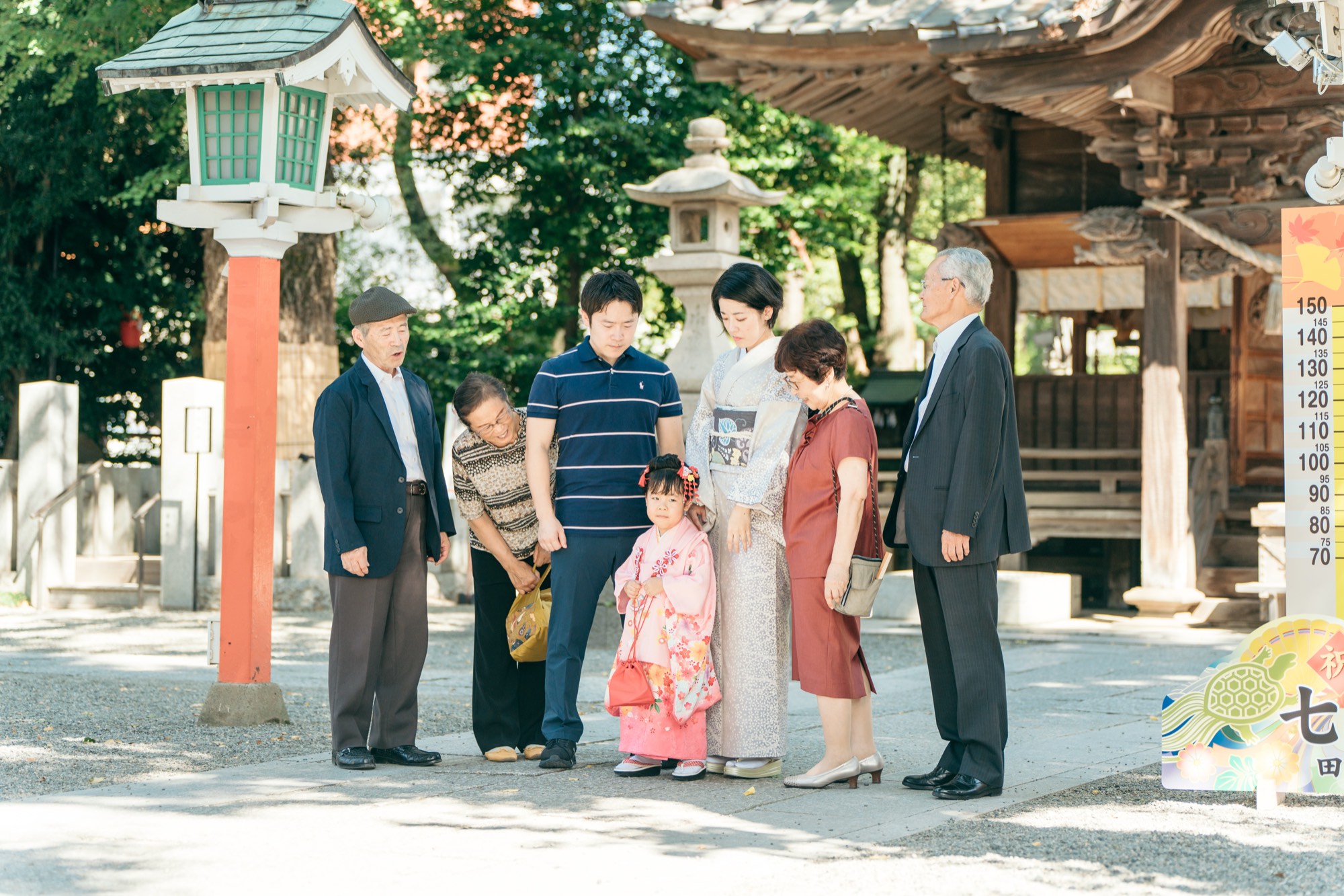 田無神社の境内で3歳の女の子を囲む七五三の三世代家族