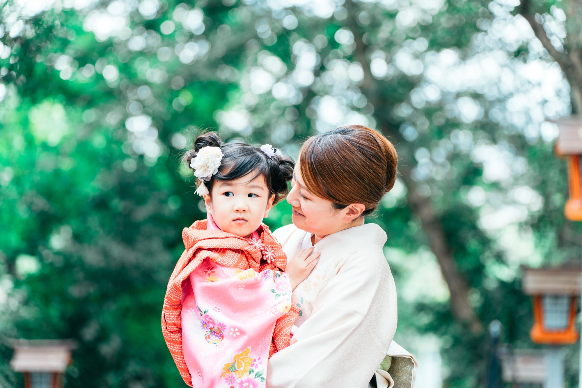 着物姿のお母様に抱かれて見つめ合う、七五三・3歳の女の子(谷保天満宮)