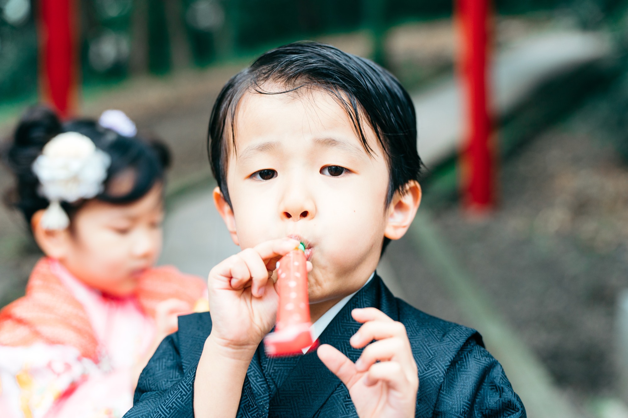 羽織袴姿で紙笛を吹いて遊ぶ、七五三・5歳の男の子(谷保天満宮)