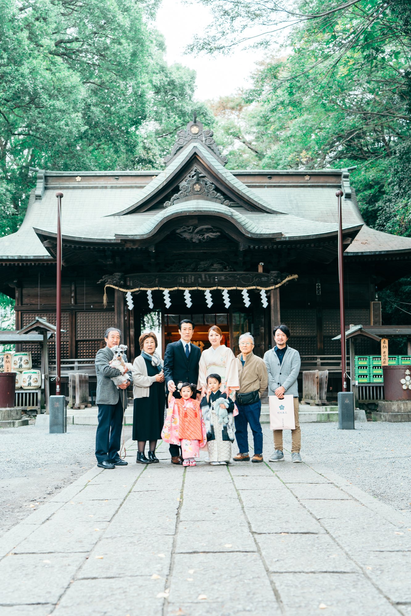 谷保天満宮の拝殿前で撮影した七五三の三世代家族写真(3歳の女の子・5歳の男の子・赤ちゃん・ご両親・祖父母)